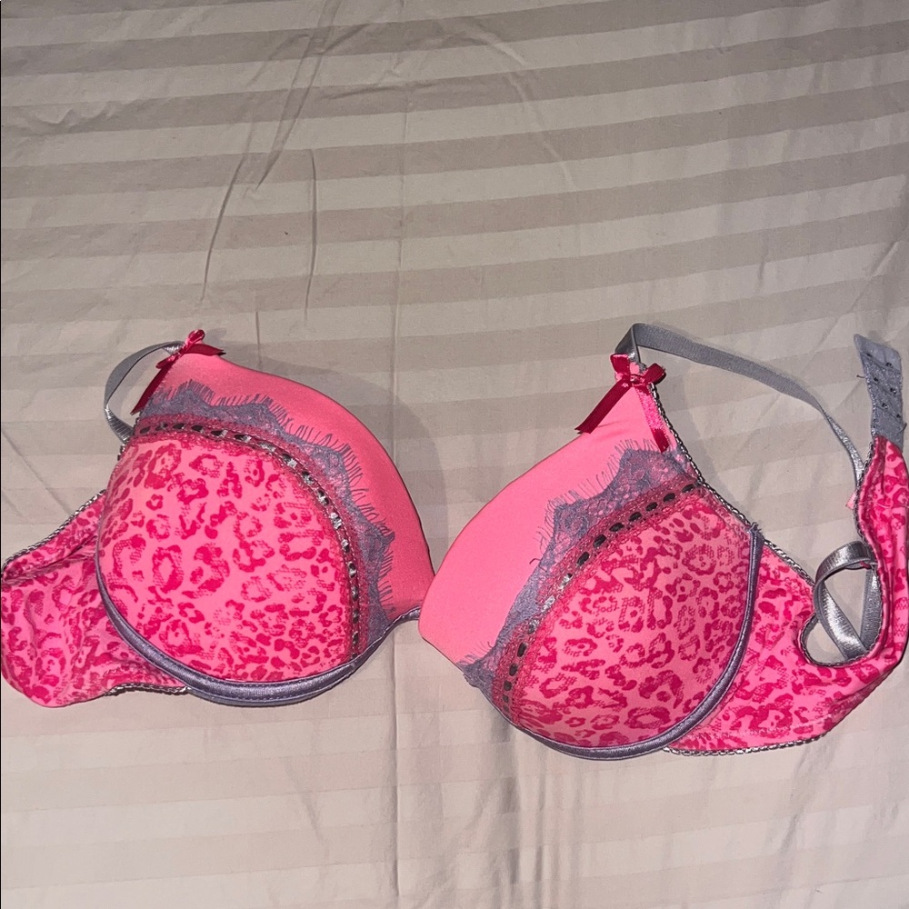 Tarea Vibrant Pink Leopard Bra with Gray Lace. Size 38C. Like new. In great